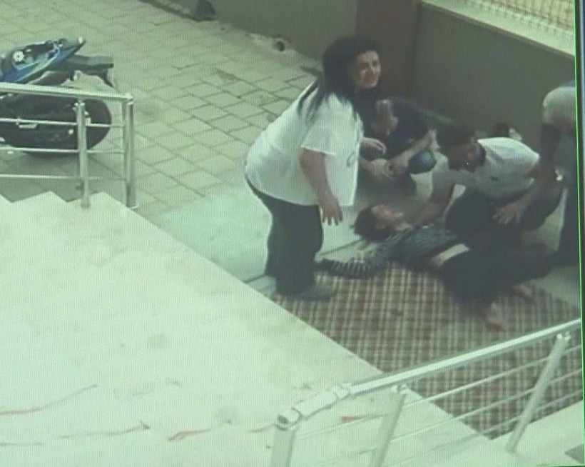 Yangında balkondan atlayan genç kızı böyle havada yakaladı - Resim: 3