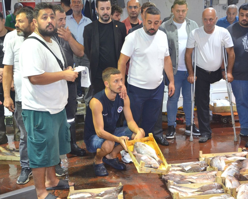 Ava çıkan balıkçılar ağları dolu döndü! Yeni sezonun ilk balık mezadı yapıldı - Resim: 4