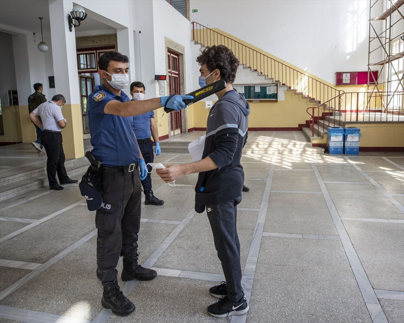 Maskeli ilk sınav! Milli Savunma Üniversitesi Askeri Öğrenci Aday Belirleme Sınavı - Resim: 1