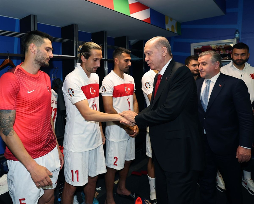Cumhurbaşkanı Erdoğan, milli futbolcuları soyunma odasında ziyaret etti - Resim: 2