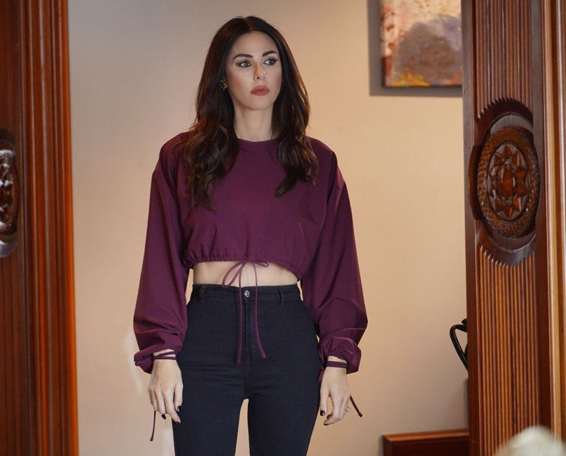 Cesur pozlarıyla Defne Samyeli nefesleri kesti! Bikinili ve mayolu halini gören şaştı kaldı - Resim: 1