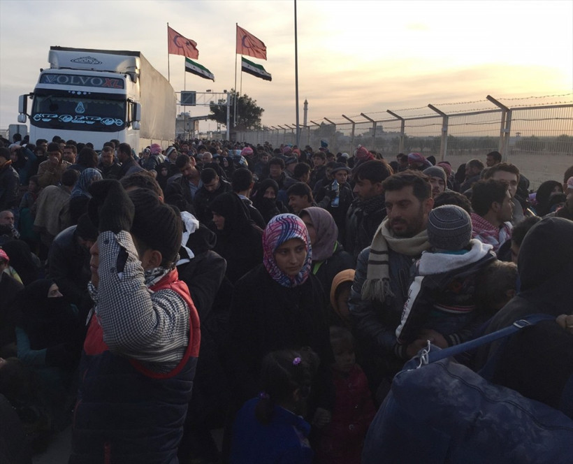 Rusya'nın saldırıları Suriyeli aileleri yerinden etti! - Resim: 4