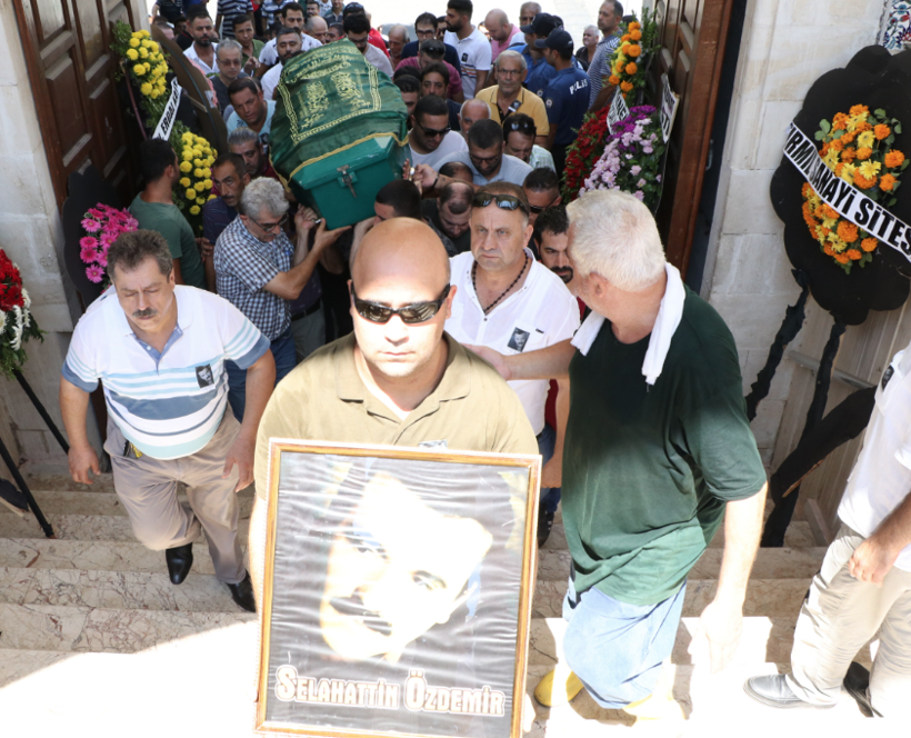 Selahattin Özdemir'in cenazesinde şarkı söylendi kızları gözyaşlarına boğuldu - Resim: 1