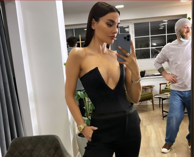 Melis Sezen dekoltesi moda oldu Hazal Filiz Küçükköse de akıma uydu! - Resim: 2