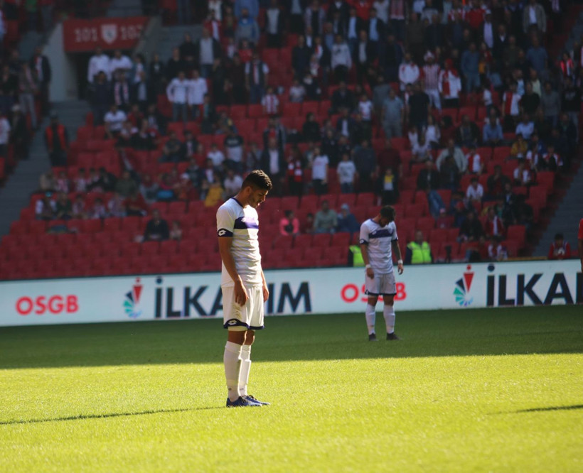 Futbolcular maç oynanırken 1 dakikalık saygı duruşunda bulundu - Resim: 1