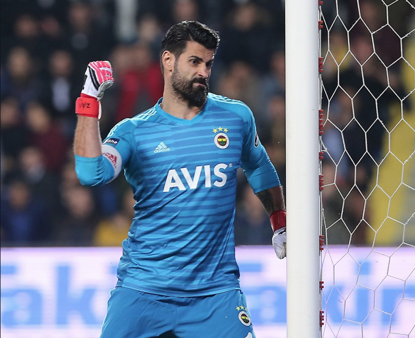 Volkan Demirel deliye dönüp direği yumrukladı taraftardan tepki gecikmedi - Resim: 1