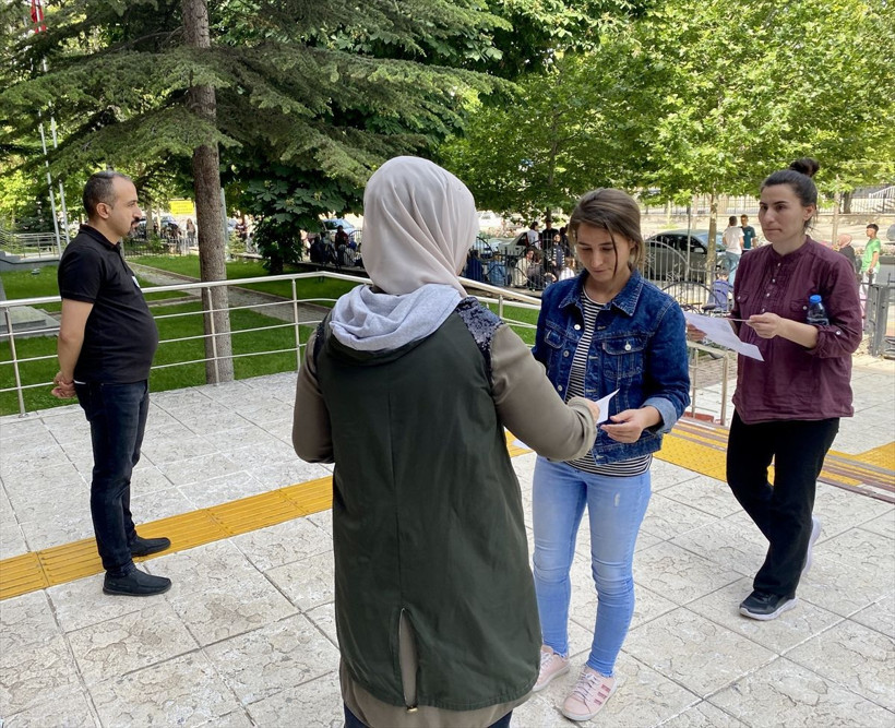 YKS'nin ilk oturumu sona erdi: 3.5 milyon aday yarıştı! Kimisi kapıda kaldı, kimisi yanlış okula gitti! Gözyaşları sel oldu... - Resim: 2