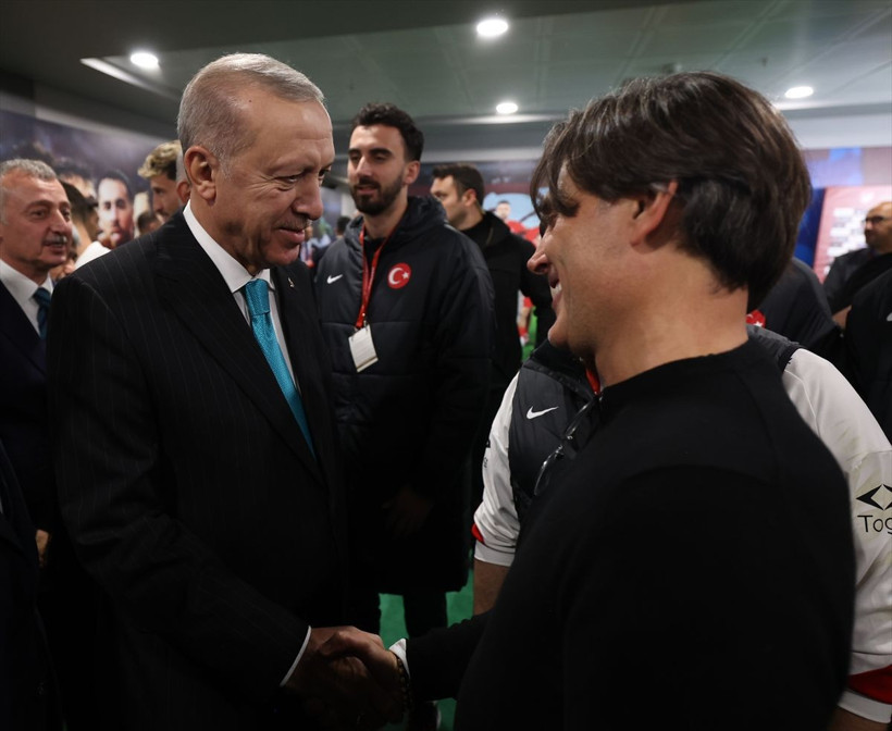 Cumhurbaşkanı Erdoğan maç sonu soyunma odasına indi, futbolcuları böyle tebrik etti - Resim: 3