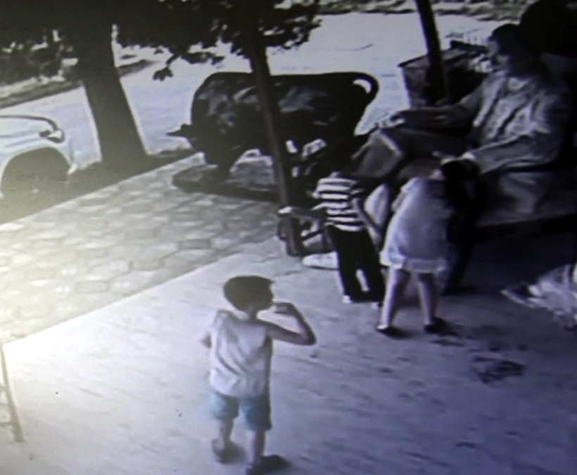 Miniklerden duygulandıran hareket sıraya girip tek tek elini öptüler! - Resim: 2