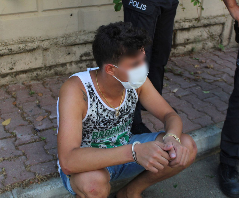 Filistinli genç Antalya'ya birbirine kattı! Üstüne araba sürdüğü polislere mafya zannetmiş - Resim: 1