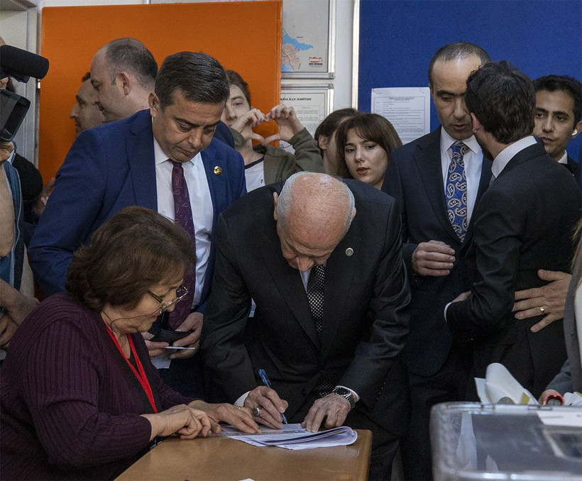 Devlet Bahçeli oy kullanırken arkasında olay hareket! Kemal Kılıçdaroğlu'nun 'kalp işareti'ni yaptı - Resim: 2