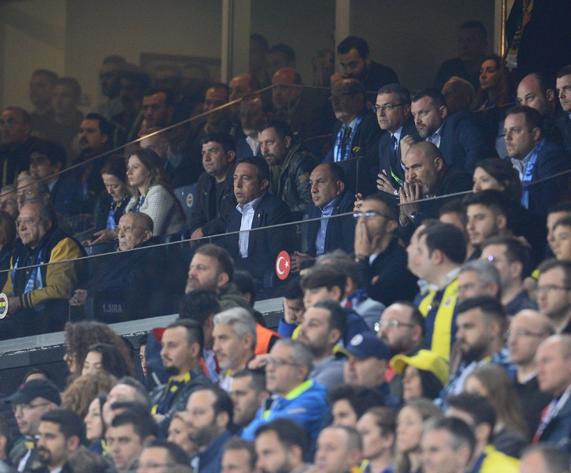 Ali Koç derbinin son anlarında yerinde duramadı! - Resim: 4