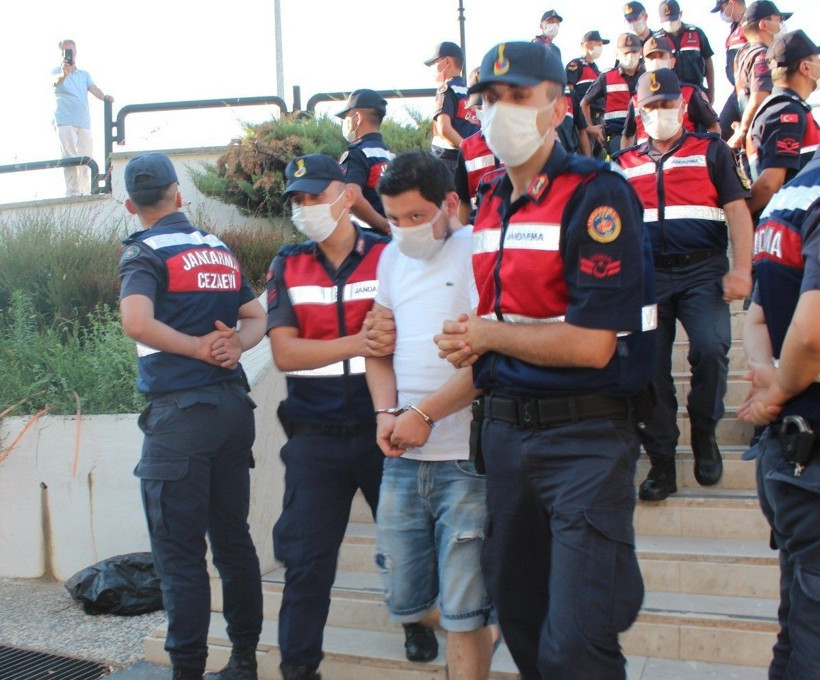 Pınar Gültekin'in annesinden olay iddia: Kameralara baktım tek kişi değil - Resim: 3