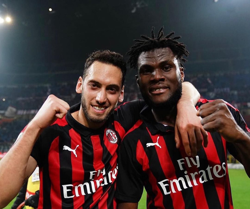 Merve Sanay'a DM'den yürümüştü Çalhanoğlu eşine aşkını haykırdı - Resim: 3