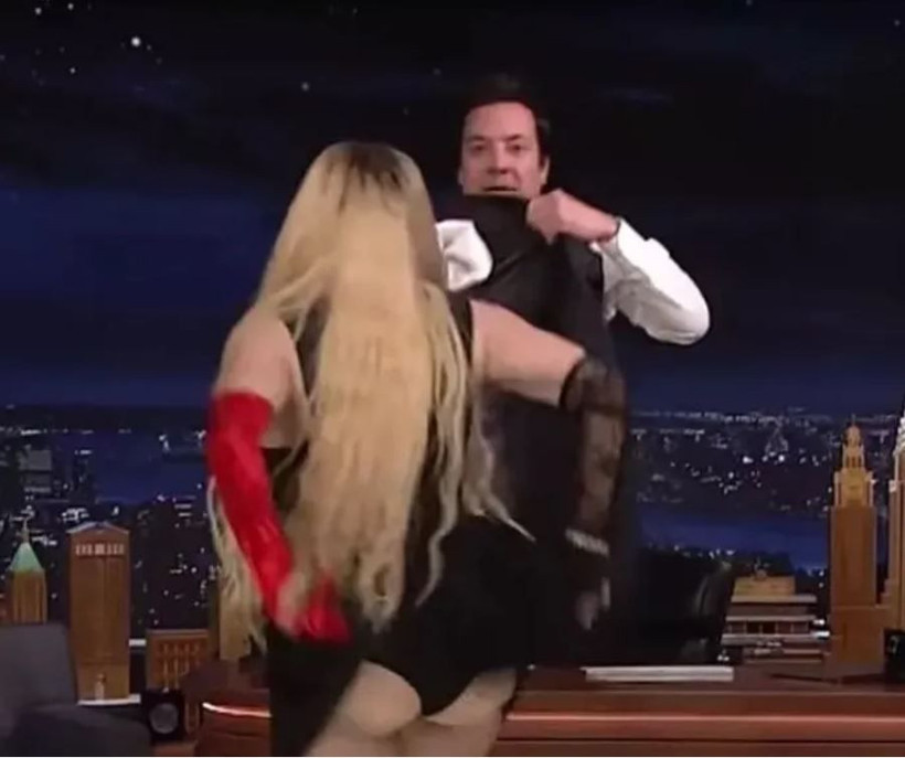 Madonna'dan şok hareket! Sırf kalçasını göstermek için masaya atladı! - Resim: 4