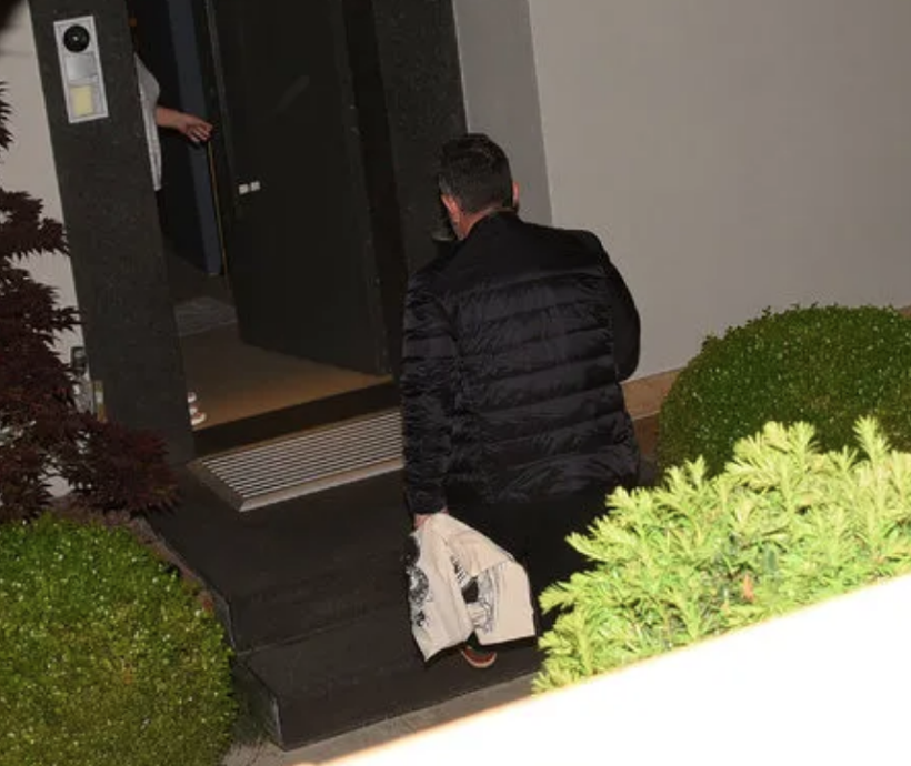 Sahnede fenalaşan Cem Yılmaz'dan tepki: Buyrun içeri gelin beraber yatalım - Resim: 4