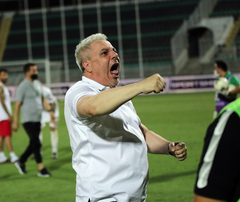 Denizlispor başkanı Ali Çetin su şişesi fırlattı korumalarıyla taraftara saldırdı - Resim: 2