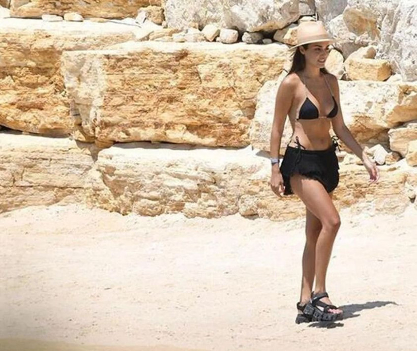 Hande Erçel Çeşme sahiline damga vurdu! - Resim: 2