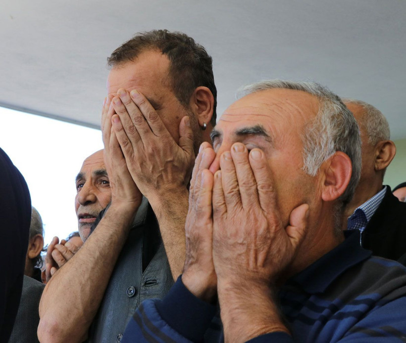 Haluk Levent annesinin cenazesinde ayakta duramadı ağlamaktan gözleri şişti - Resim: 4