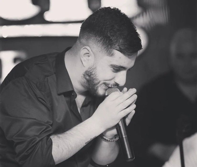  Genç şarkıcıya sahne çıkışı silahlı saldırı! Karnından ve göğsünden vuruldu - Resim: 1