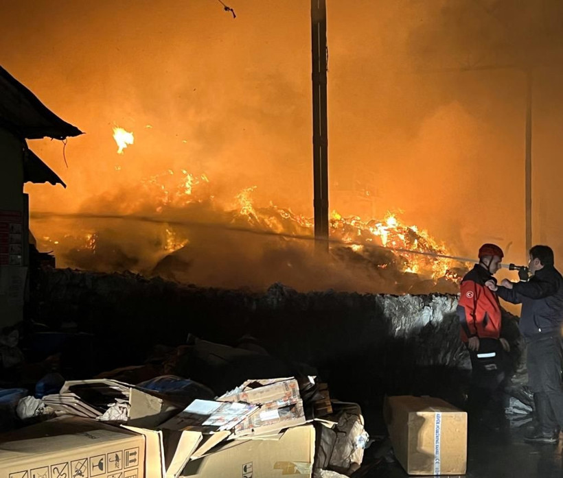 Sakarya'da korkutan yangın! Geri dönüşüm fabrikası alev alev yandı: 1 itfaiye eri yaralandı - Resim: 4