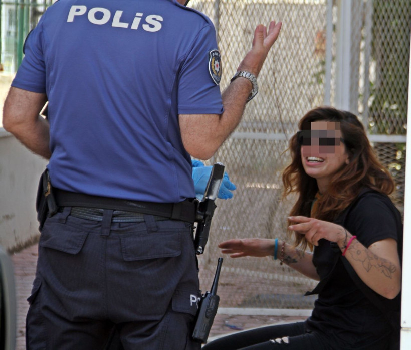 Polislere suçüstü yakalanan kadın gözyaşlarına boğuldu çevredekiler meraklı gözlerle izledi - Resim: 4