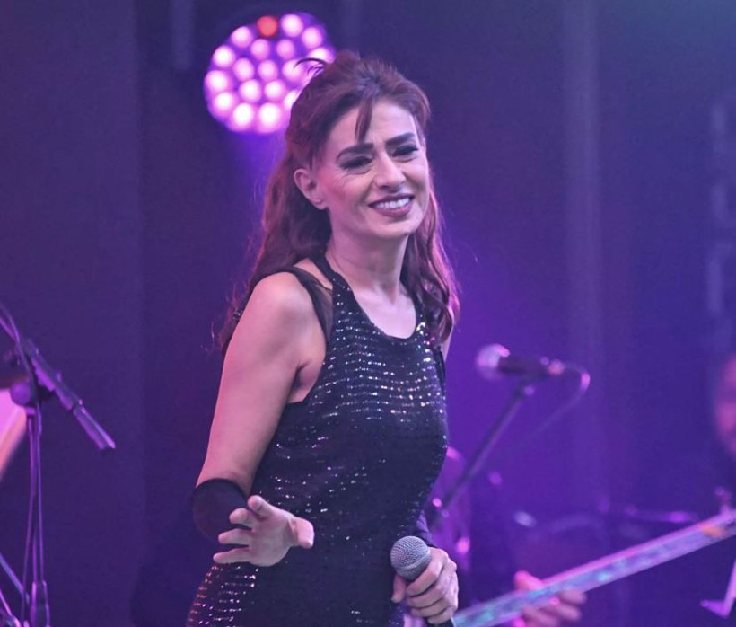 Seyirciyi şoke eden hareket! Yıldız Tilbe sahnede peruğunu çıkardı: Takmayınca 60 yaşında oluyorum - Resim: 1