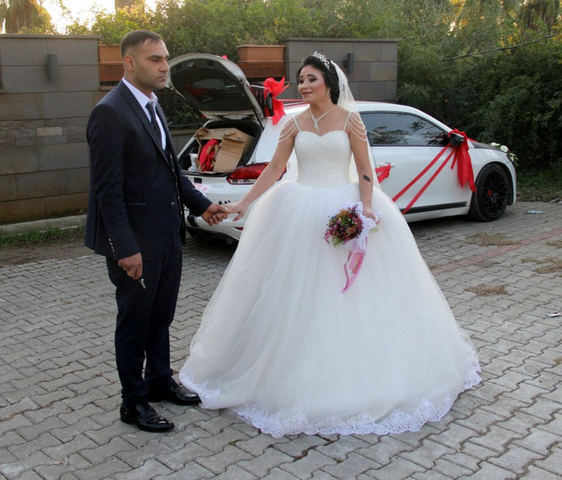 Hatıra fotoğrafı çektiren gelin ve damada şok! - Resim: 1