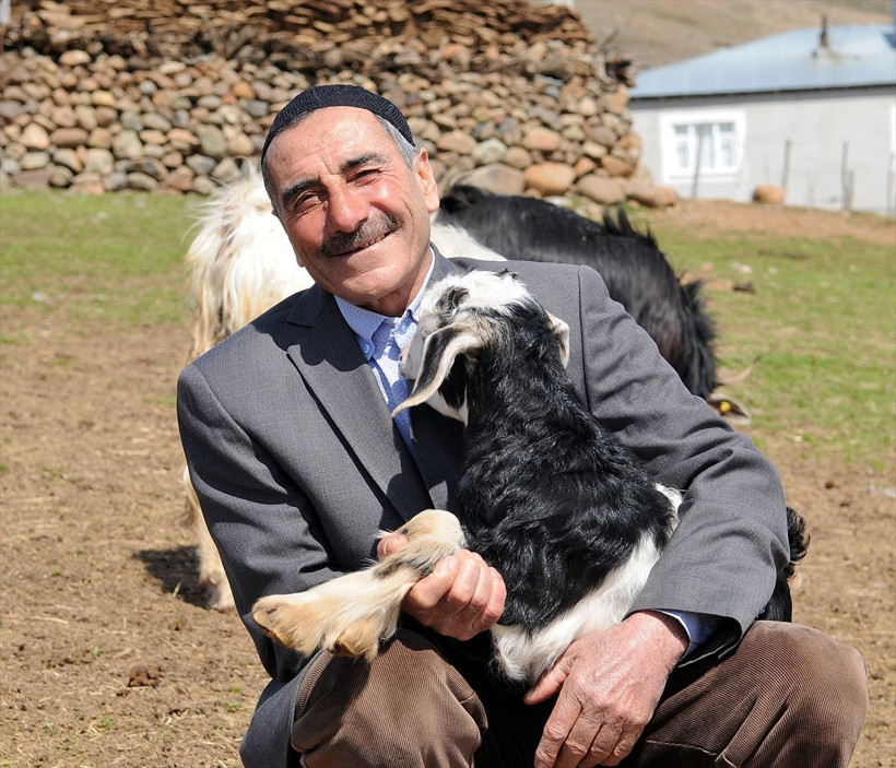 Bingöl'de köydeki çoban 8 yıl sonra başardı köye gelip fotoğraf çektiriyorlar - Resim: 4