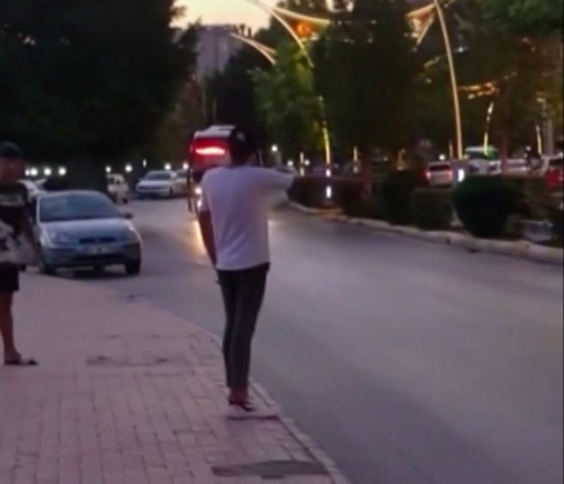 Tarsus'ta otobüsü durdurdu binmek yerine eşikte ayakkabılarının bağcıklarını bağladı - Resim: 3