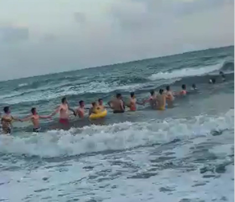 Hatay'da insan zinciri oluşturup boğulan kişiyi kurtardılar! İşte o anlar - Resim: 1