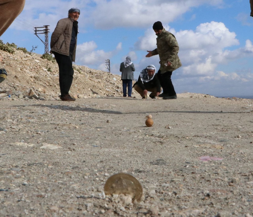 Şanlıurfa'da bu amcaların yaptığı şey inanılmaz! Tepelerde toplanıp 'gülle' oynuyorlar - Resim: 3