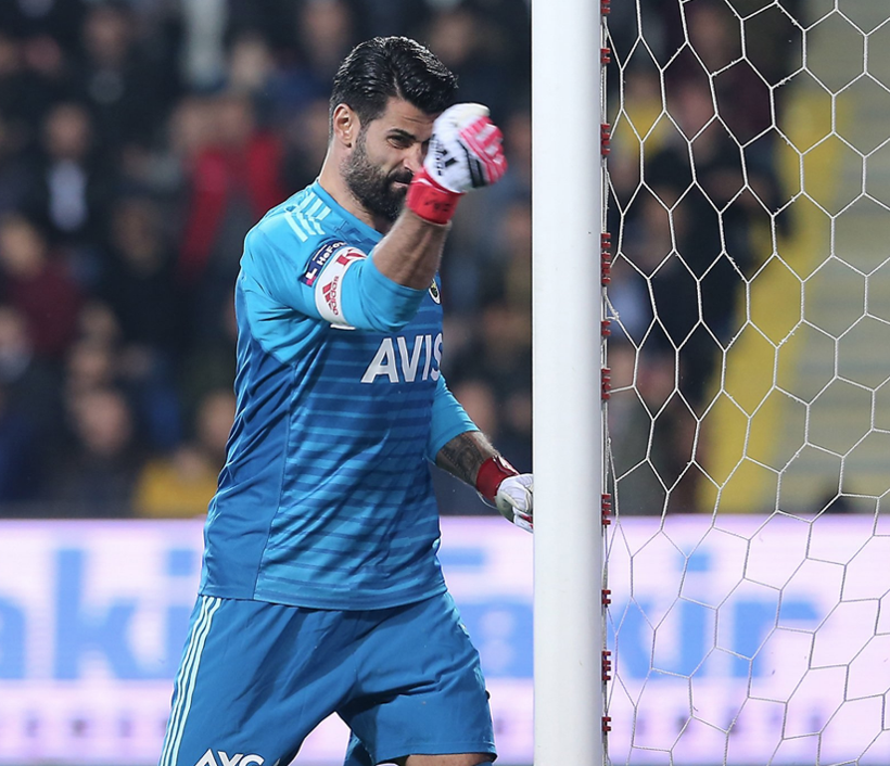 Volkan Demirel deliye dönüp direği yumrukladı taraftardan tepki gecikmedi - Resim: 2