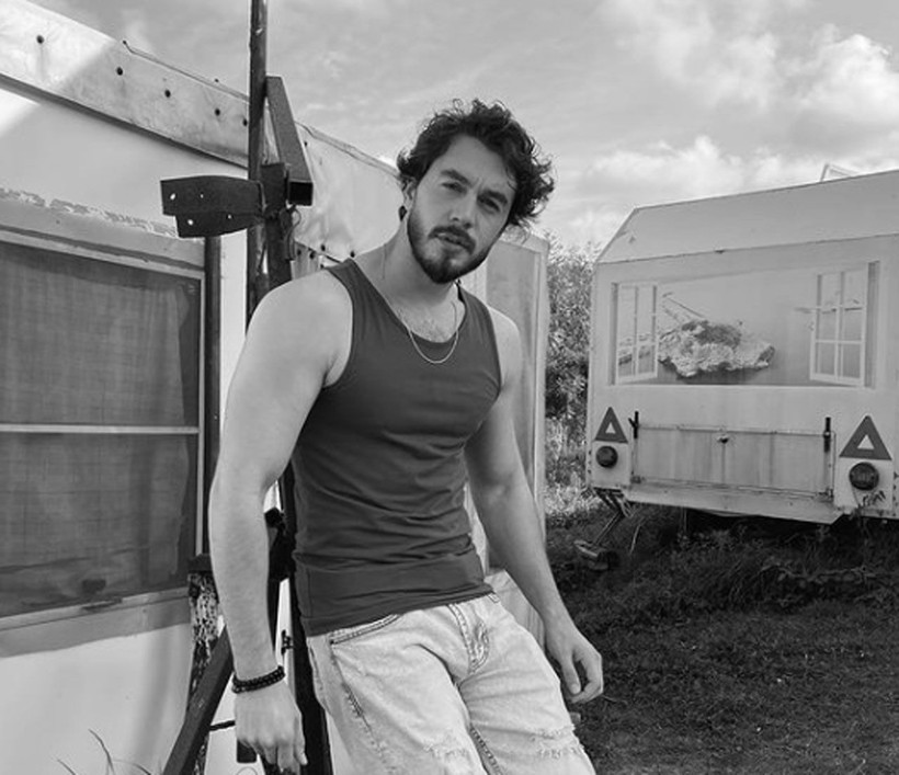 Barış Akarsu Merhaba filminin afişi yayınlandı! İsmail Ege Şaşmaz'ın benzerliğini görenler şok oldu - Resim: 2