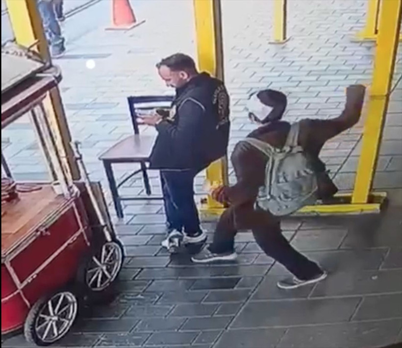 Beyoğlu'nda dehşet dakikaları! Polisin arkasından sessizce yaklaşıp boynundan bıçakladı - Resim: 1