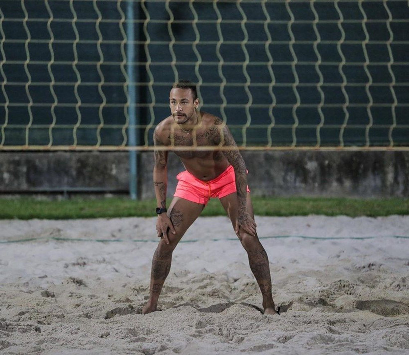 Neymar karantina günlerini 7 milyon sterlin'lik malikanesinde geçiriyor - Resim: 3