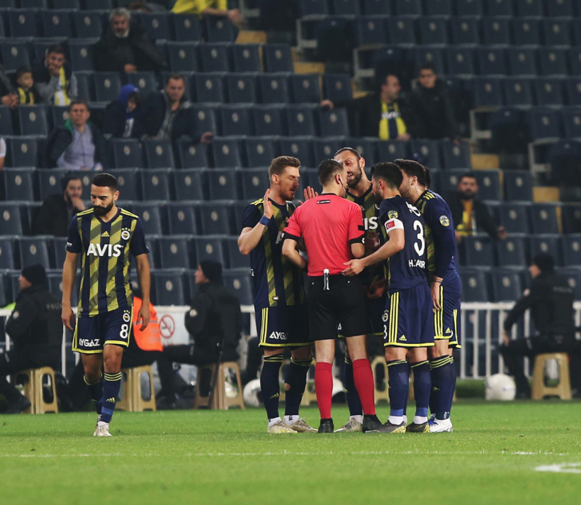 Fenerbahçe yedek kulübesinde dikkat çeken Emre Belözoğlu fırtınası - Resim: 1