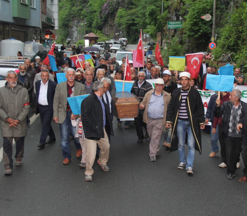 Rizeliler yine yaptı yapacağını! Yağmur bastırınca tabutu... - Resim: 1