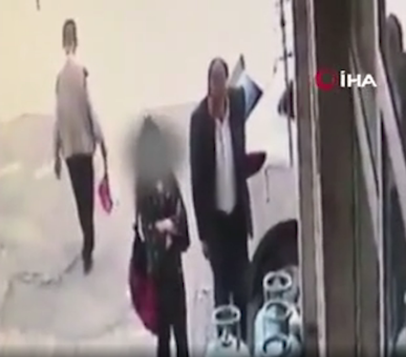 Yaşlı sapıktan 13 yaşlarındaki kız çocuğuna cinsel taciz! O anlar kamerada - Resim: 2