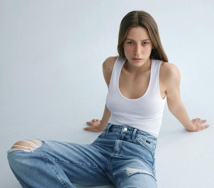 Serenay Sarıkaya beyaz bikinisiyle doğum günü pozu verdi yorum yağdı: Ateş ediyor vay anam - Resim: 1