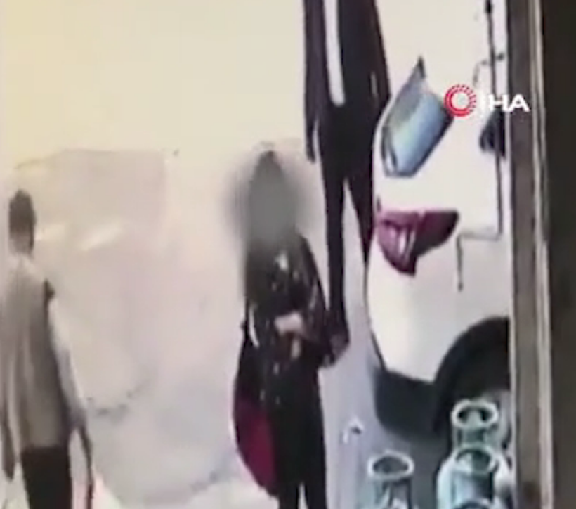 Yaşlı sapıktan 13 yaşlarındaki kız çocuğuna cinsel taciz! O anlar kamerada - Resim: 1