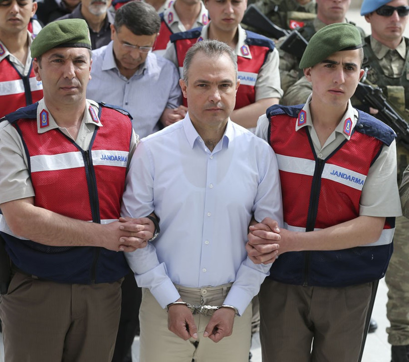 Levent Türkkan da var! Darbeci generallerin kelepçeli halleri - Resim: 1