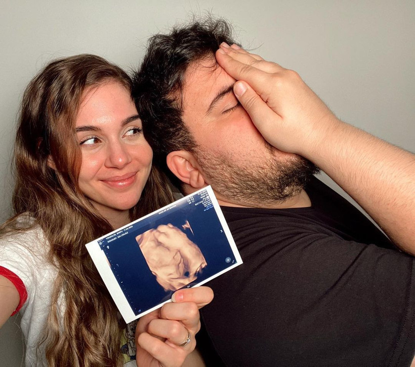 Berfu Yenenler 'Yakın olması şoku' deyip Eser Yenenler'le paylaştı! Herkesi güldürdü - Resim: 2