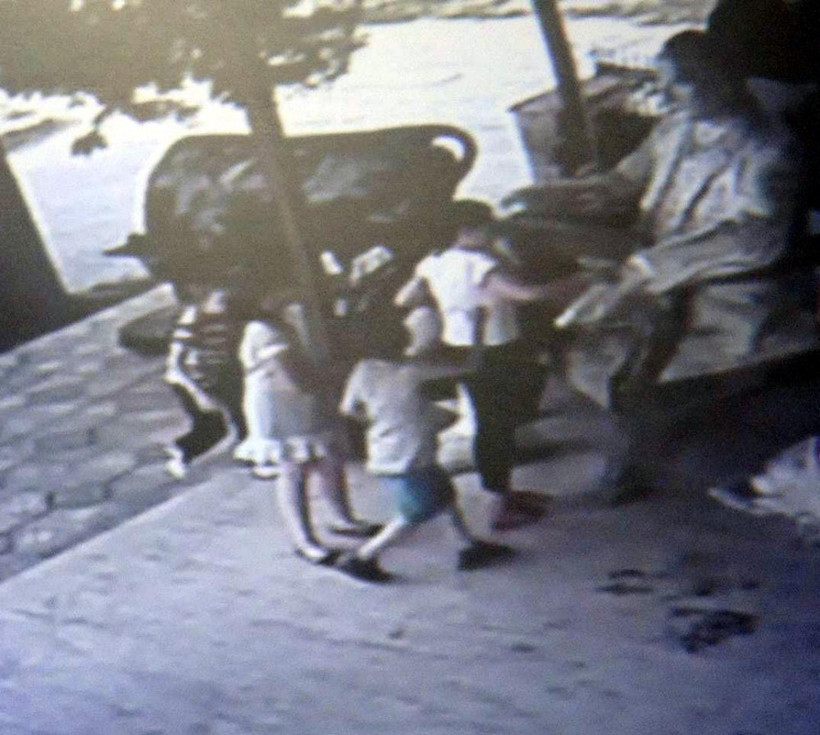 Miniklerden duygulandıran hareket sıraya girip tek tek elini öptüler! - Resim: 3