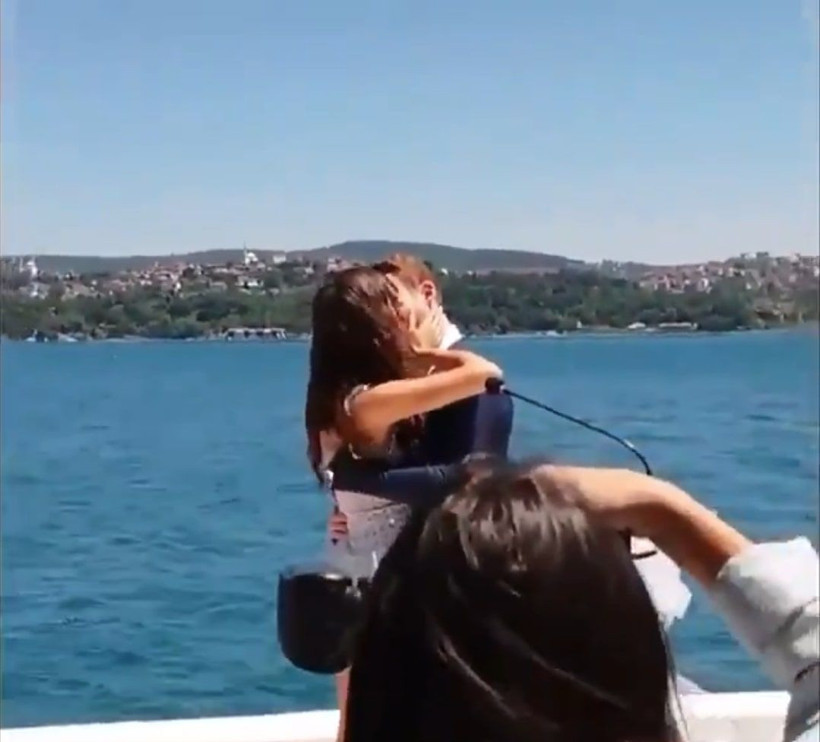 Sen Çal Kapımı dizisinde Hande Erçel ve Kerem Bürsin'in öpüşme videosu olay yarattı - Resim: 4