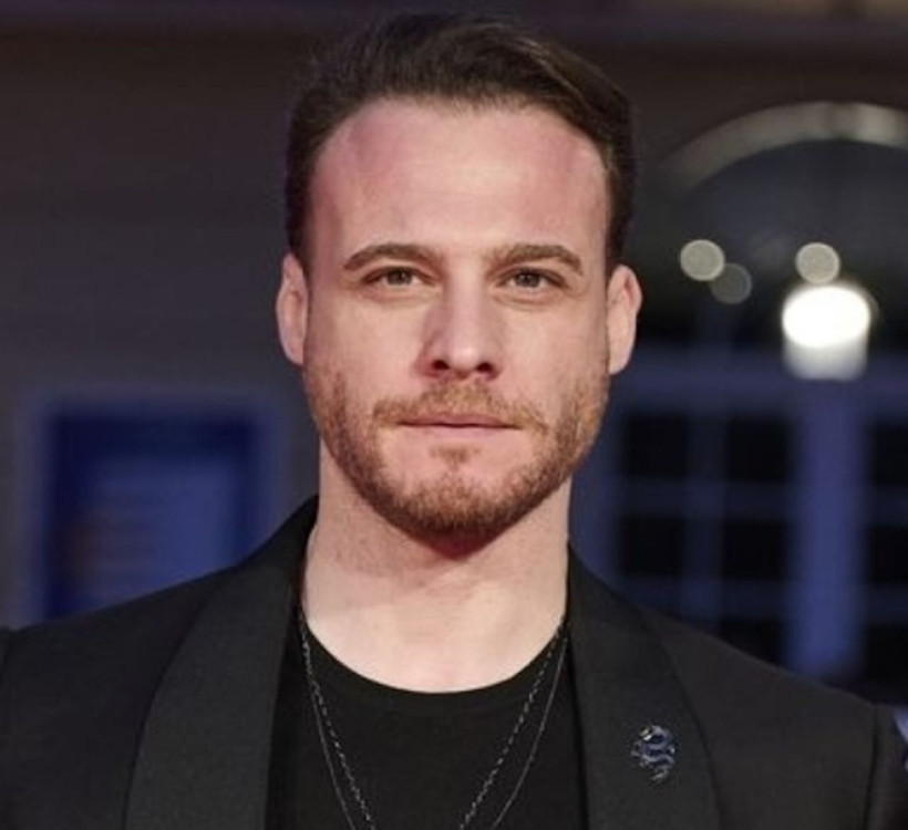 Kerem Bürsin'e Dubai'de ödül! Dünyaca ünlü isimle poz verdi - Resim: 1