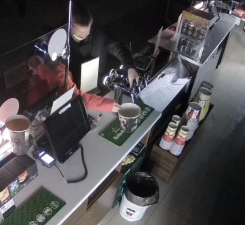 Sinemada rezalet! Kamerayı izleyen güvenlik şaşkına döndü - Resim: 2