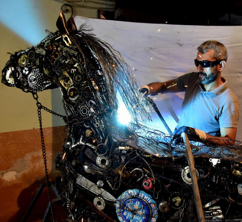 3 bin atık malzeme kullandı 2 yıl sürdü! Muğla'da ilginç atı fiyat biçip satışa çıkardı - Resim: 3