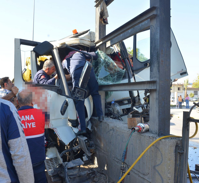 Adana'da feci kaza baba oğul vinçte sıkıştı - Resim: 3