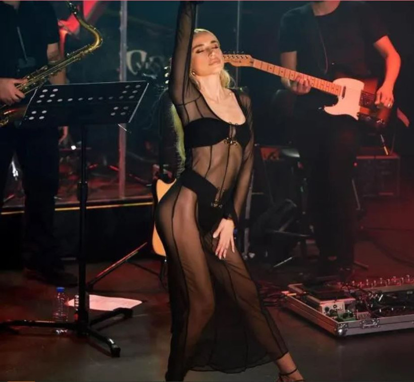 Gülşen iç çamaşırlarını gösteren transparan elbisesiyle olay oldu! - Resim: 1